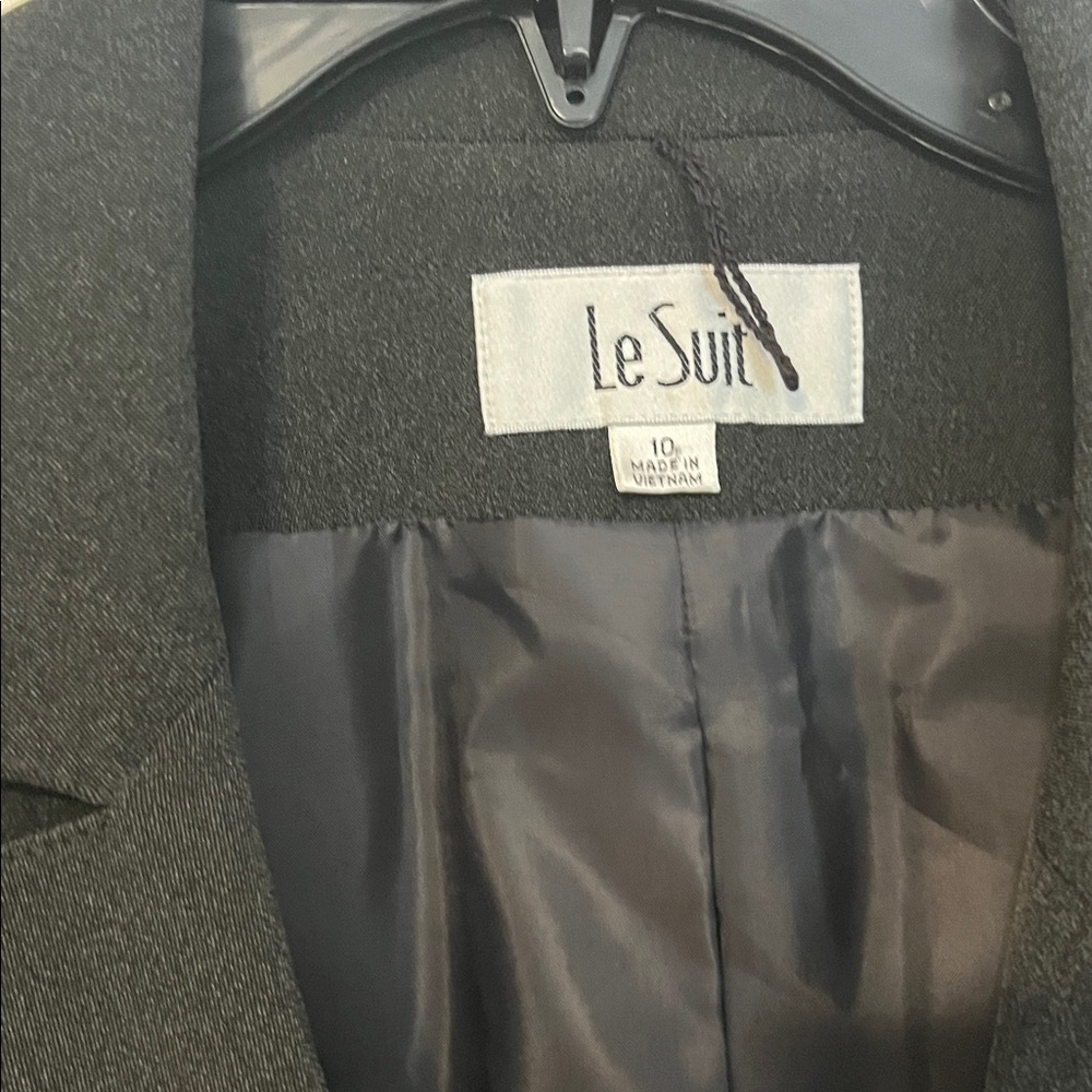 Le Suit Women’s Charcoal business suit